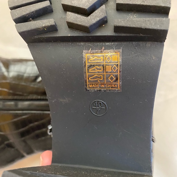 MISSGUIDED black faux leather croc boots - Picture 7 of 9